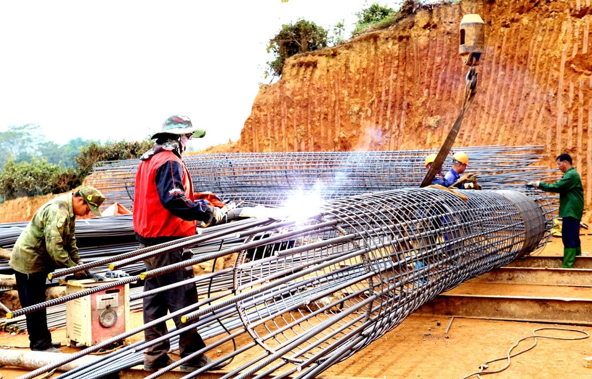 Công nhân thi công các hạng mục trên tuyến cao tốc Tuyên Quang - Hà Giang giai đoạn 1.