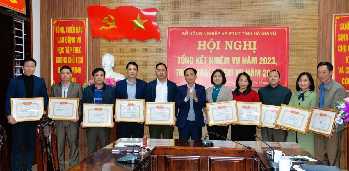 Lãnh đạo Sở NN&PTNT tặng Giấy khen cho các cá nhân đạt thành tích hoàn thành xuất sắc nhiệm vụ năm 2023