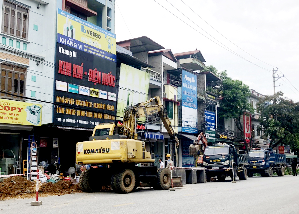 Lát đá vỉa hè thuộc Dự án phát triển các đô thị loại II (các đô thị xanh), tiểu dự án tại Hà Giang.