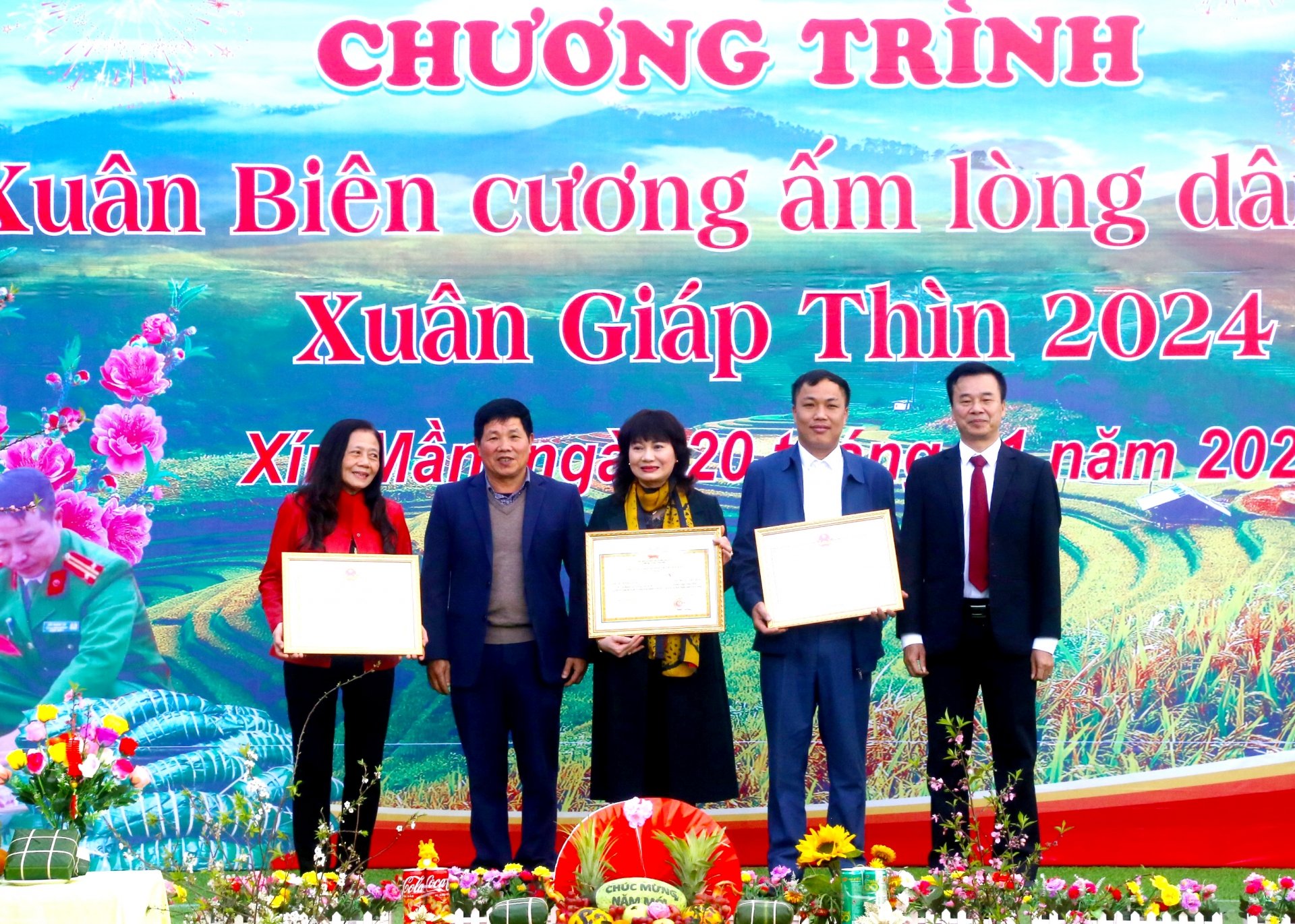 Lãnh đạo huyện Xín Mần trao Giấy khen cho các tổ chức, cá nhân có nhiều hoạt động đóng góp thực hiện chương trình “Xuân biên cương, ấm lòng dân bản”  và “Tết nhân ái”.