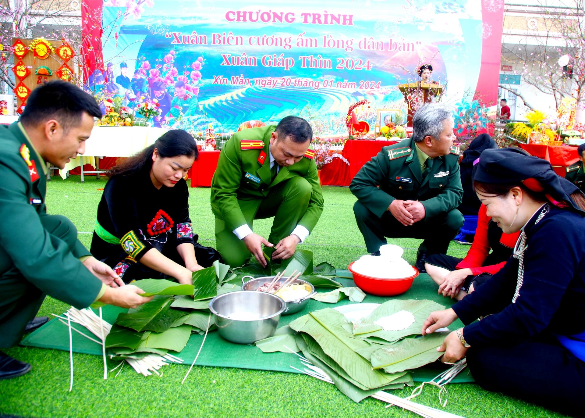 Hoạt động thi gói bánh chưng tại chương trình.