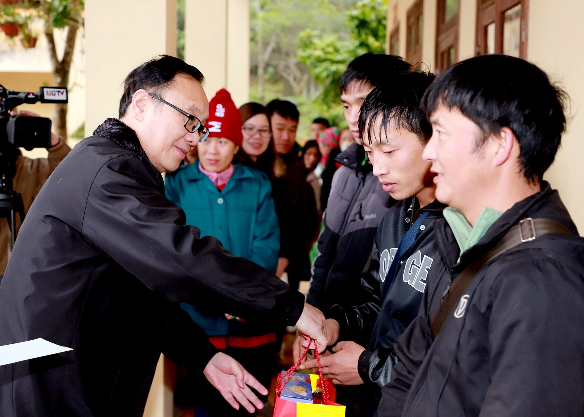 Đồng chí Thào Hồng Sơn chúc Tết một số hộ nghèo trên địa bàn các xã Tả Ván, Tùng Vài và Cao Mã Pờ (Quản Bạ).