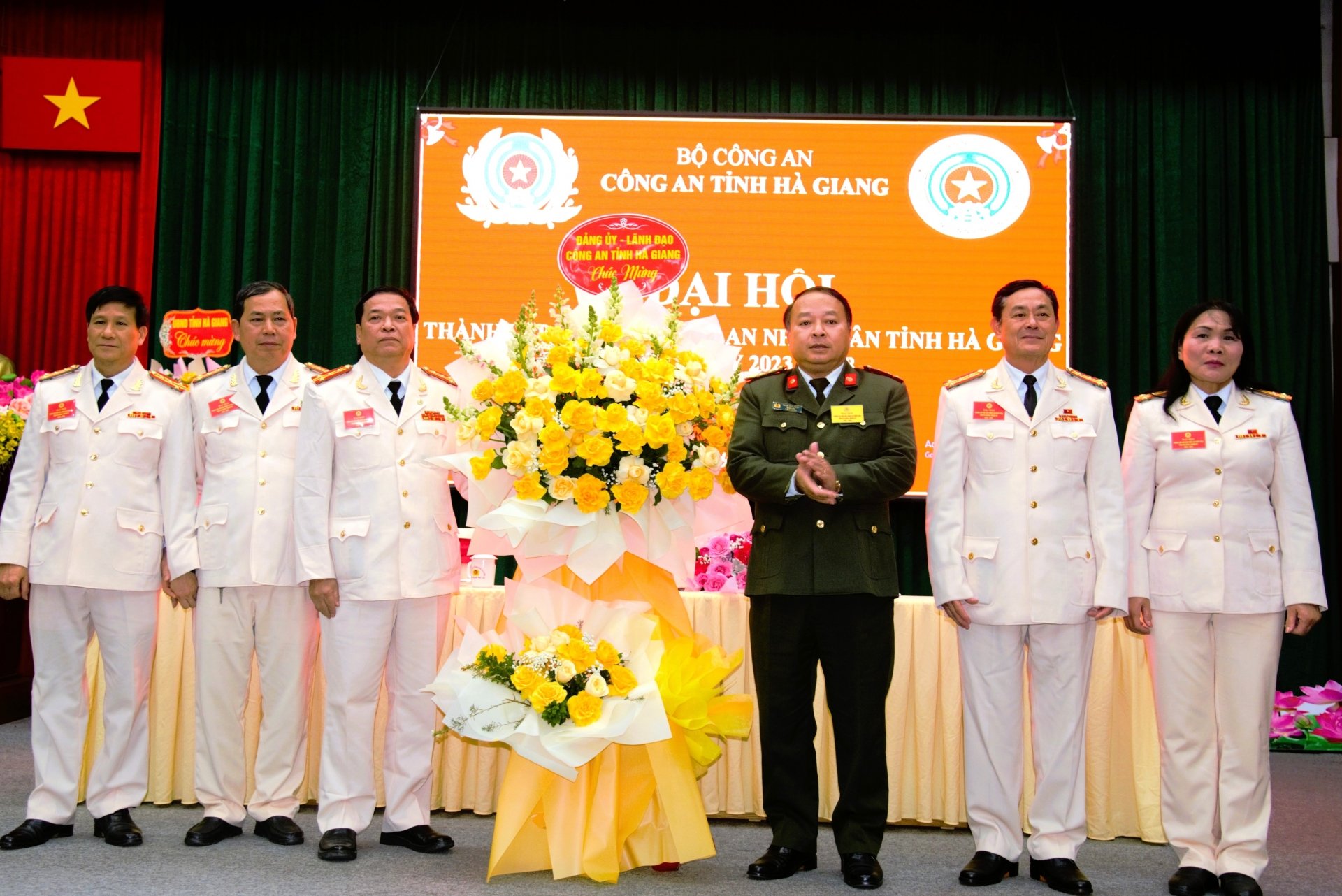 Giám đốc Công an tỉnh, Phan Huy Ngọc tặng hoa chúc mừng Hội Cựu CAND tỉnh tổ chức thành công Đại hội.