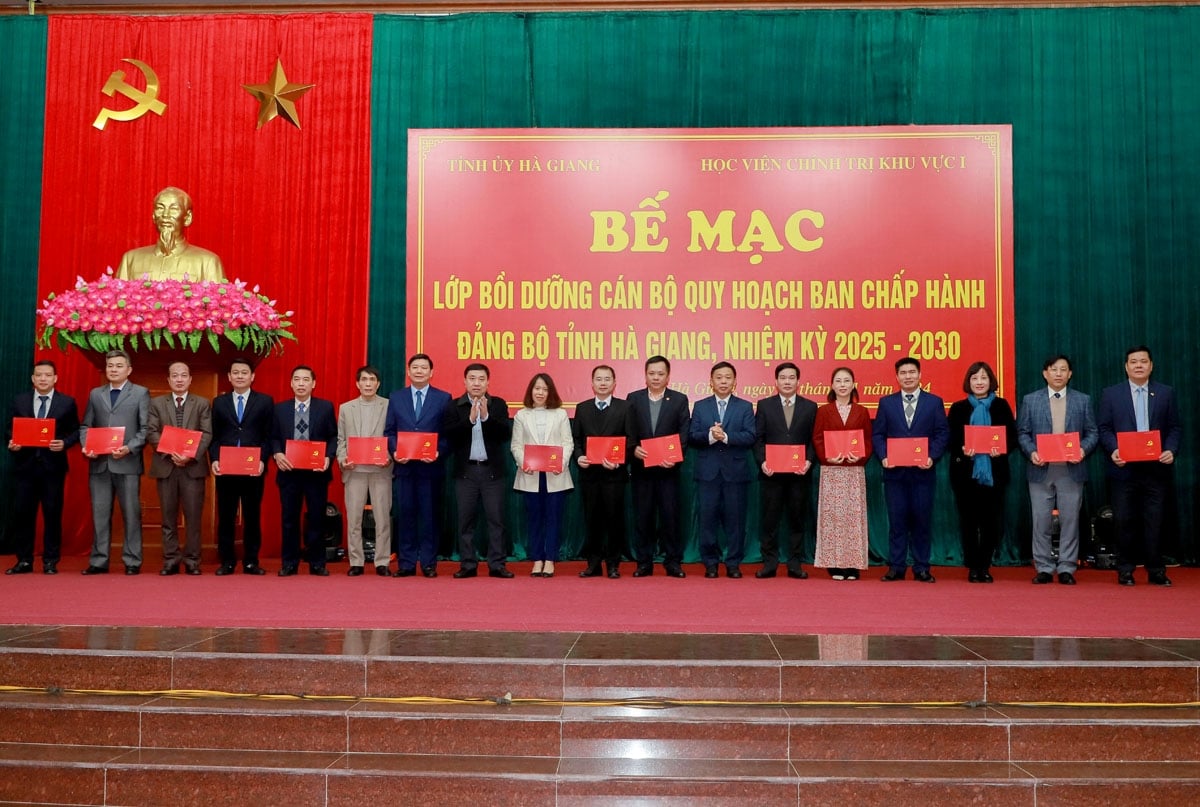 Phó Giáo sư, Tiến sỹ Nguyễn Vĩnh Thanh, Giám đốc Học viện Chính trị khu vực 1 và Quyền Bí thư Tỉnh ủy Nguyễn Mạnh Dũng trao Chứng nhận hoàn thành chương trình bồi dưỡng cán bộ quy hoạch BCH Đảng bộ tỉnh Hà Giang nhiệm kỳ 2025 - 2030 cho các học viên.