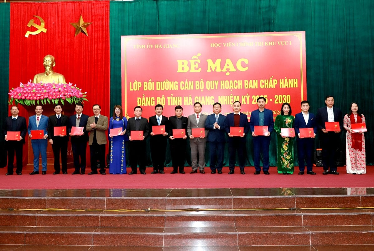 Phó Giáo sư, Tiến sỹ Nguyễn Vĩnh Thanh, Giám đốc Học viện Chính trị khu vực 1 và Phó Bí thư Thường trực Tỉnh ủy, Chủ tịch HĐND tỉnh Thào Hồng Sơn trao Chứng nhận cho các học viên.