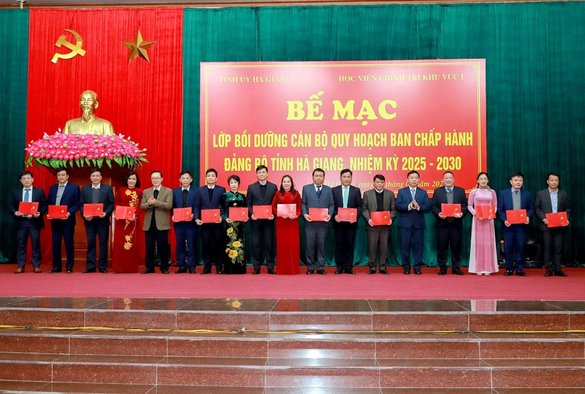 Phó Giáo sư, Tiến sỹ Nguyễn Vĩnh Thanh, Giám đốc Học viện Chính trị khu vực 1 và Phó Bí thư Thường trực Tỉnh ủy, Chủ tịch HĐND tỉnh Thào Hồng Sơn trao Chứng nhận cho các học viên.