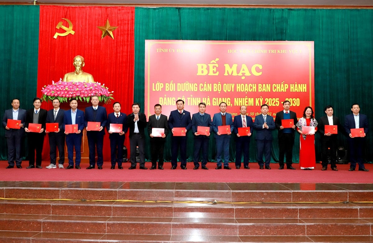 Phó Giáo sư, Tiến sỹ Nguyễn Vĩnh Thanh, Giám đốc Học viện Chính trị khu vực 1 và Quyền Bí thư Tỉnh ủy Nguyễn Mạnh Dũng trao Chứng nhận cho các học viên.