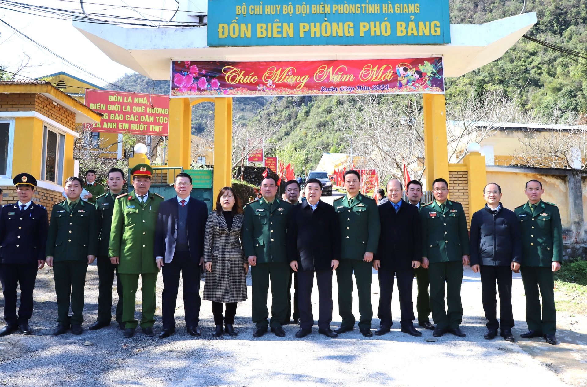 Quyền Bí thư Tỉnh ủy Nguyễn Mạnh Dũng chụp ảnh lưu niệm với cán bộ, chiến sĩ Đồn Biên phòng Phó Bảng.