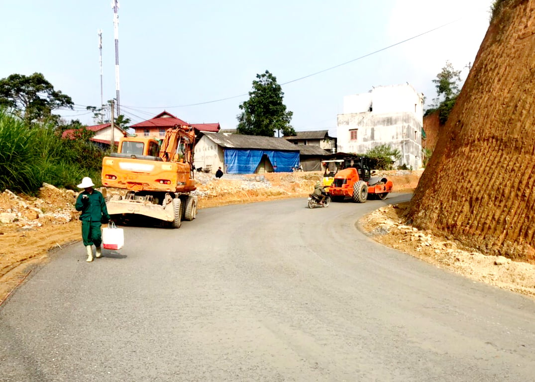 Nhà thầu thi công huy động máy móc phấn đấu hoàn thành rải cấp phối đá răm toàn tuyến ĐT.177 trước Tết Nguyên đán 2024. 