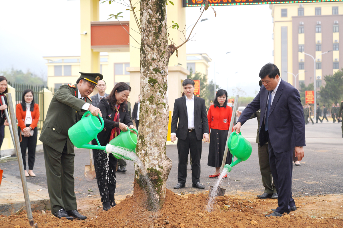 Lãnh đạo Công an tỉnh, Sở Kế hoạch và Đầu tư tham gia trồng cây.