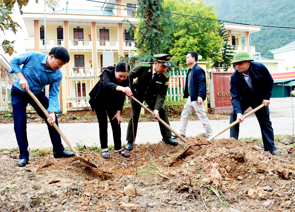 Các đại biểu tham gia trồng cây tại tuyến đường La Văn Cầu, thuộc tổ 8, phường Ngọc Hà (thành phố Hà Giang).