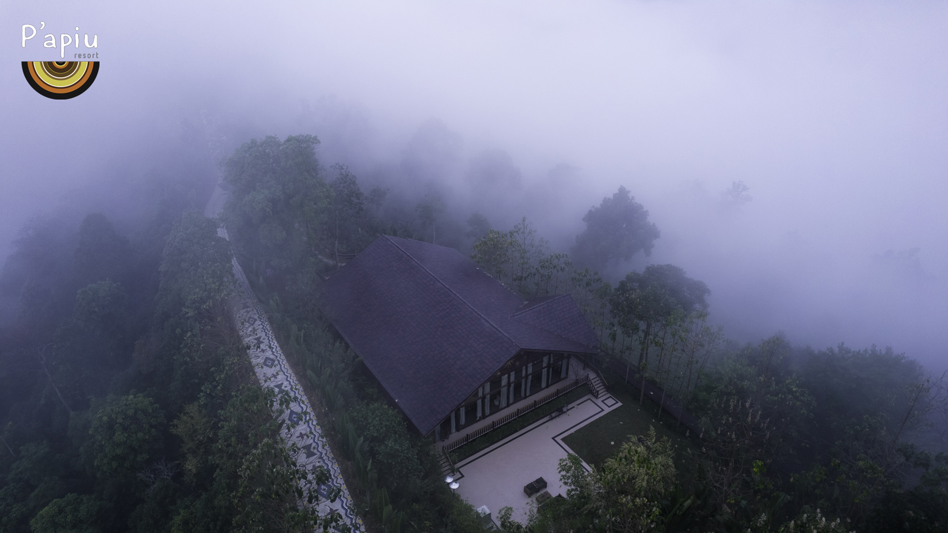 Ravine villa ẩn mình trong mây một sớm mùa xuân. Đây là căn villa đôi mang phong cách Bắc Âu lịch lãm, tiện nghi với một mặt đón bình minh và một mặt ngắm hoàng hôn ấn tượng...