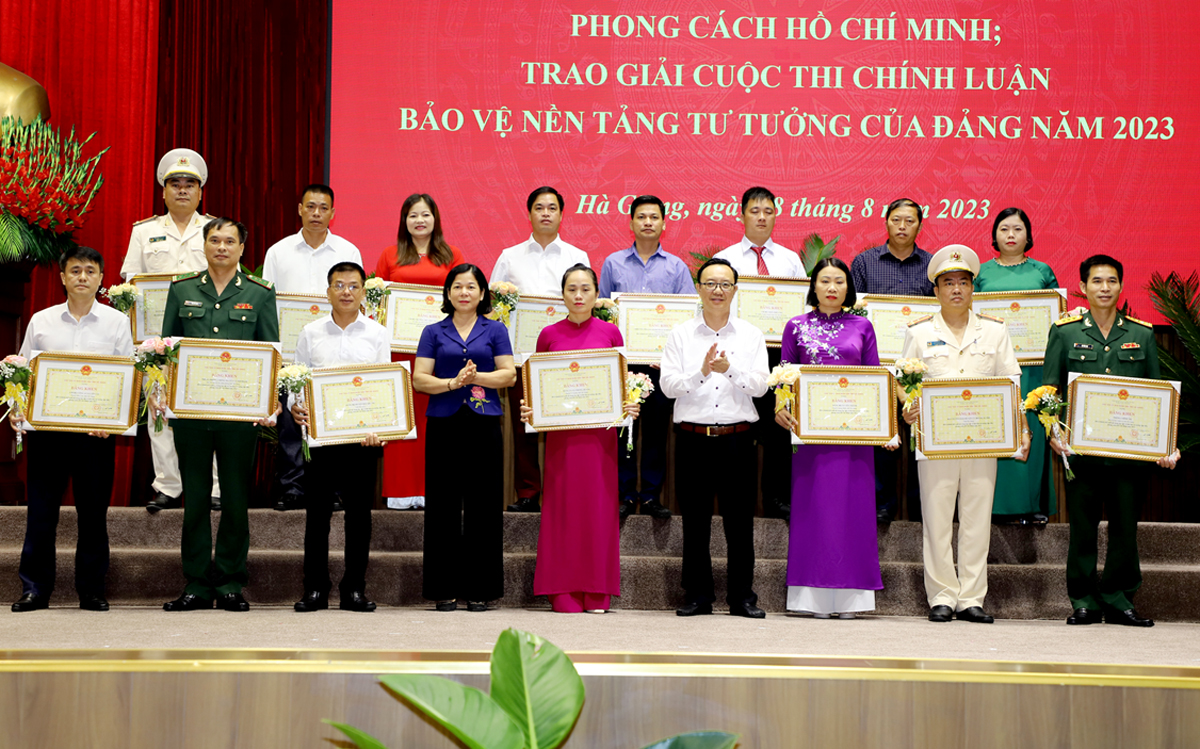 Phó Bí thư Thường trực Tỉnh ủy, Chủ tịch HĐND tỉnh Thào Hồng Sơn và Phó Chủ tịch Thường trực HĐND tỉnh Chúng Thị Chiên trao Bằng khen cho các tập thể.