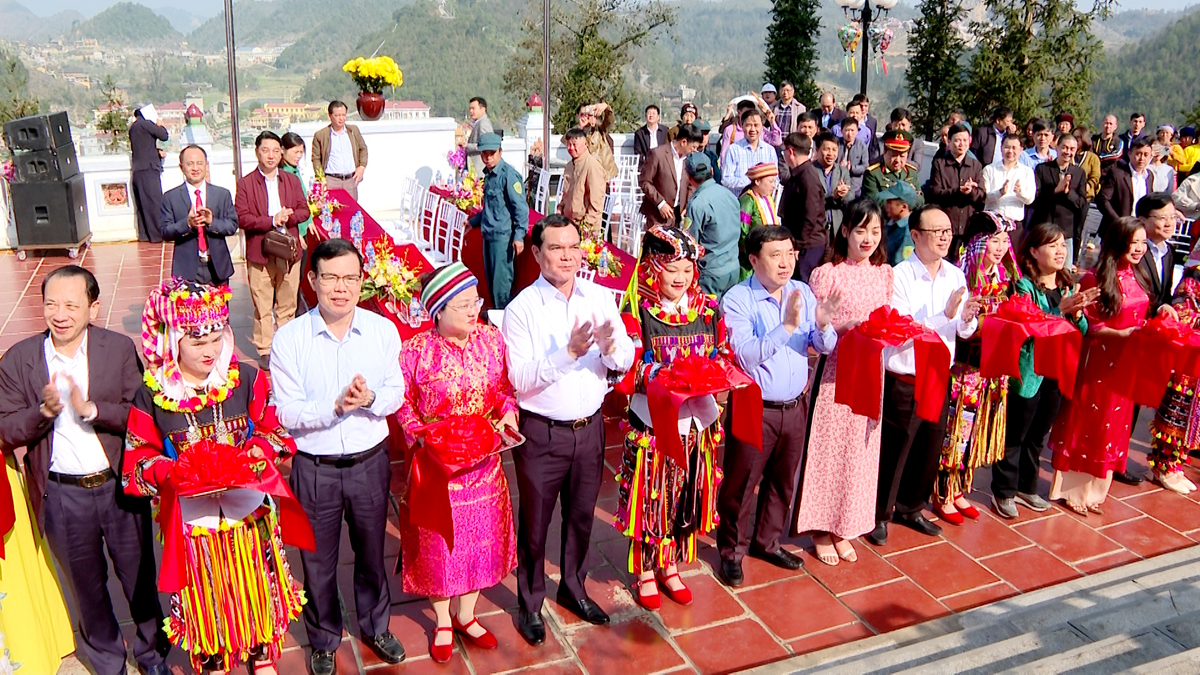 Các đồng chí lãnh đạo T.Ư và lãnh đạo tỉnh cắt băng khánh thành Đền Lũng Cú.