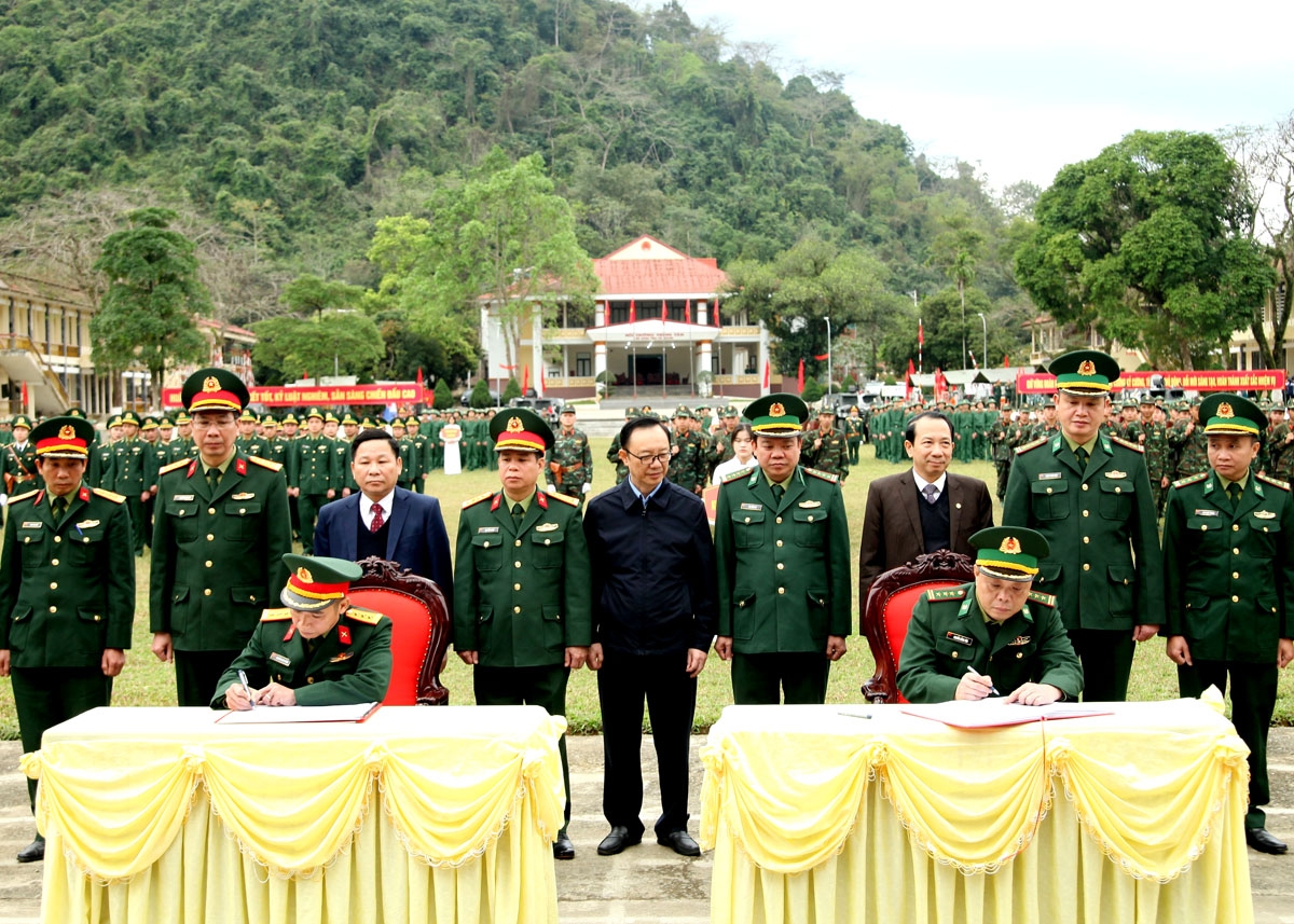 Các đồng chí lãnh đạo tỉnh và đại biểu chứng kiến các đơn vị ký cam kết thi đua tại buổi lễ.