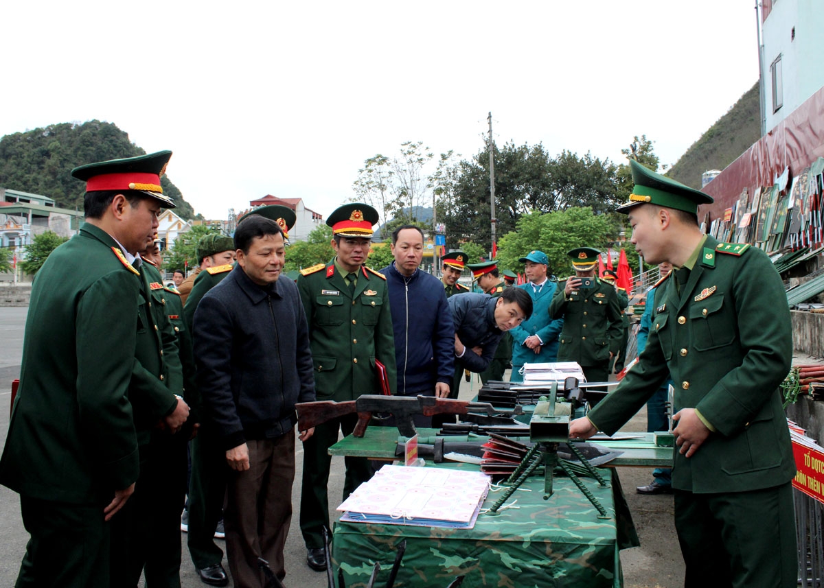 Các đại biểu tham quan mô hình huấn luyện tại buổi lễ