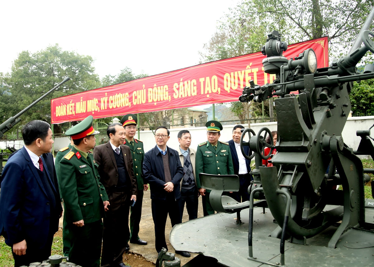 Các đại biểu tham quan các mô hình huấn luyện.