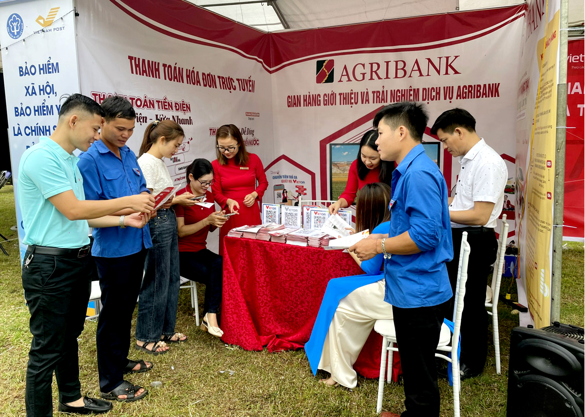 Gian hàng giới thiệu và trải nghiệm dịch vụ của Agribank Bắc Mê tại Hội chợ 4.0 thu hút đông đảo người dân tới tham quan.