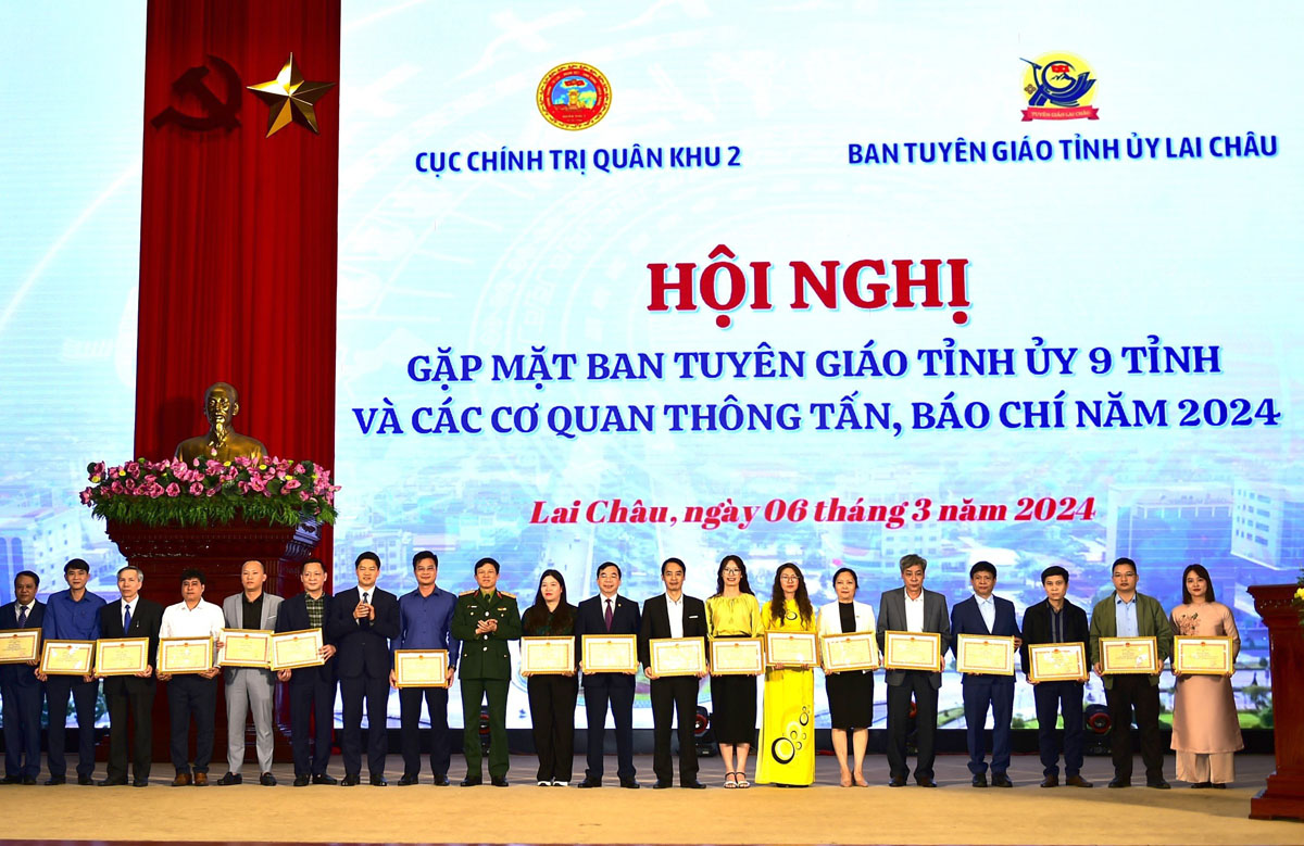 Cục Chính trị Quân khu 2 và lãnh đạo tỉnh Lai Châu tặng Bằng khen cho các tập thể và cá nhân.