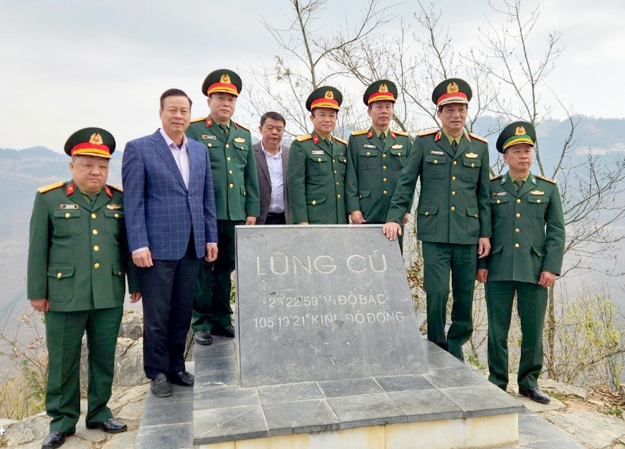 Trung tướng Phạm Hồng Chương, Tư lệnh Quân khu 2 và Chủ tịch UBND tỉnh Nguyễn Văn Sơn cùng đoàn công tác tại điểm cực Bắc thuộc địa bàn xã Lũng Cú.