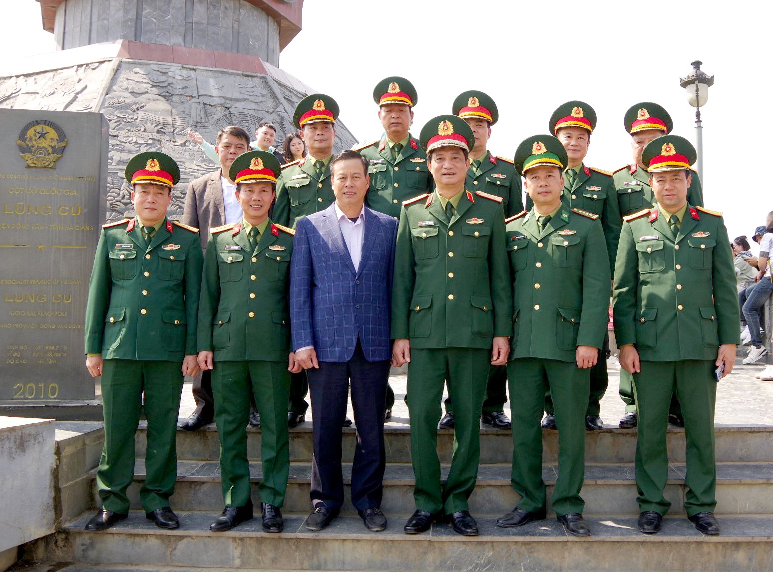 Trung tướng Phạm Hồng Chương, Tư lệnh Quân khu 2 và Chủ tịch UBND tỉnh Nguyễn Văn Sơn cùng đoàn công tác chụp ảnh lưu niệm tại Cột cờ Quốc gia Lũng Cú.