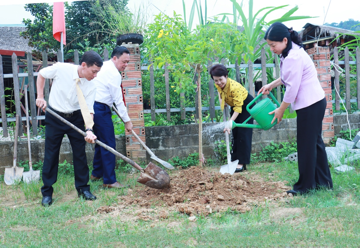 Các đại biểu trồng cây tại Làng Văn hóa Du lịch cộng đồng thôn Tha.