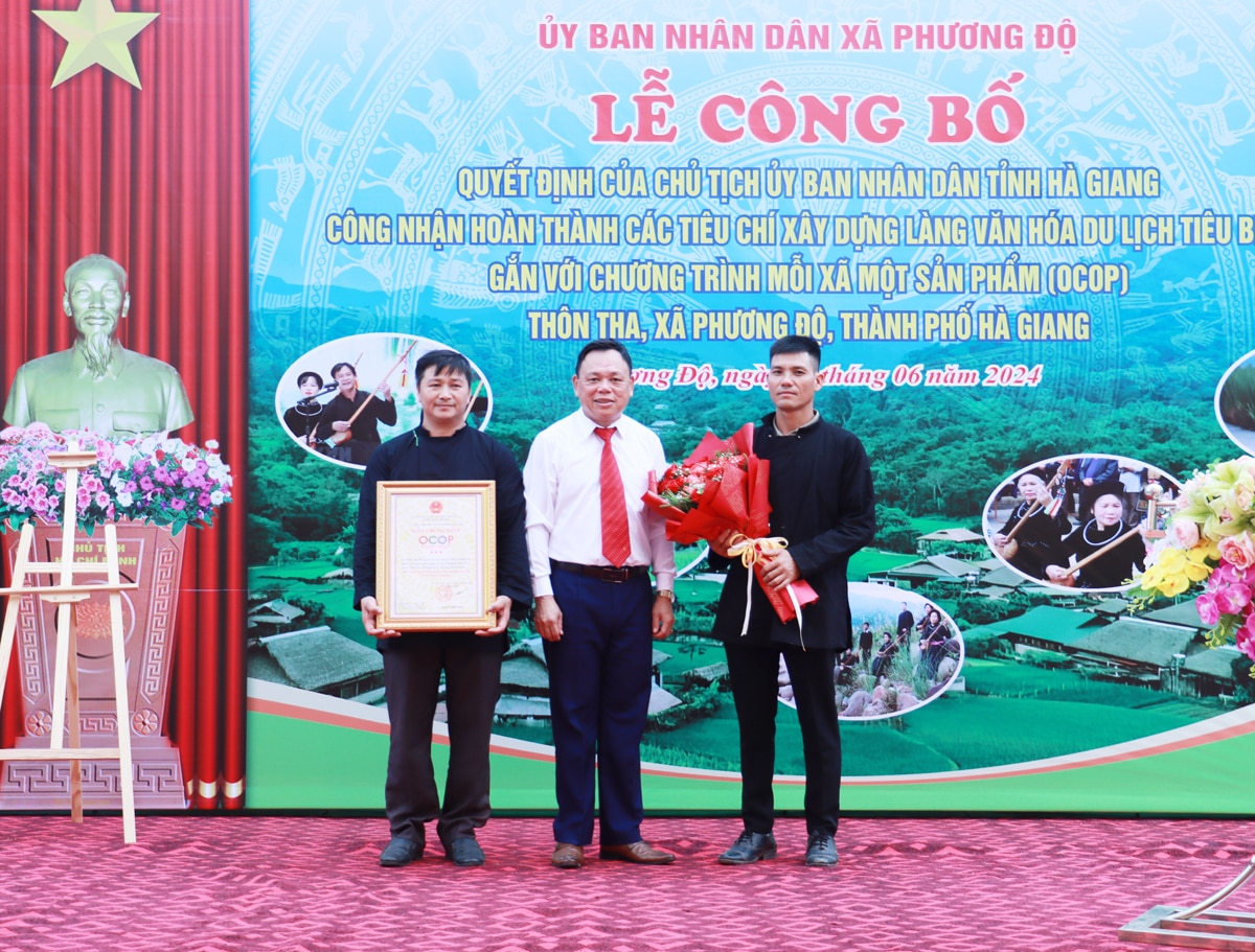 Lãnh đạo thành phố Hà Giang trao Giấy chứng nhận Làng Văn hóa Du lịch cộng đồng thôn Tha đạt 3 sao OCOP của Chủ tịch UBND thành phố cho nhân dân thôn Tha.