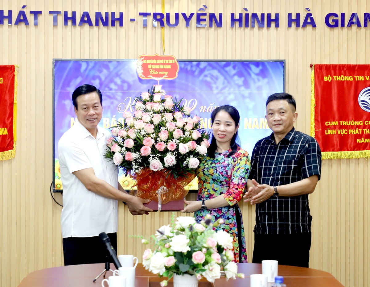 Chủ tịch UBND tỉnh Nguyễn Văn Sơn tặng hoa chúc mừng Đài PT - TH tỉnh.