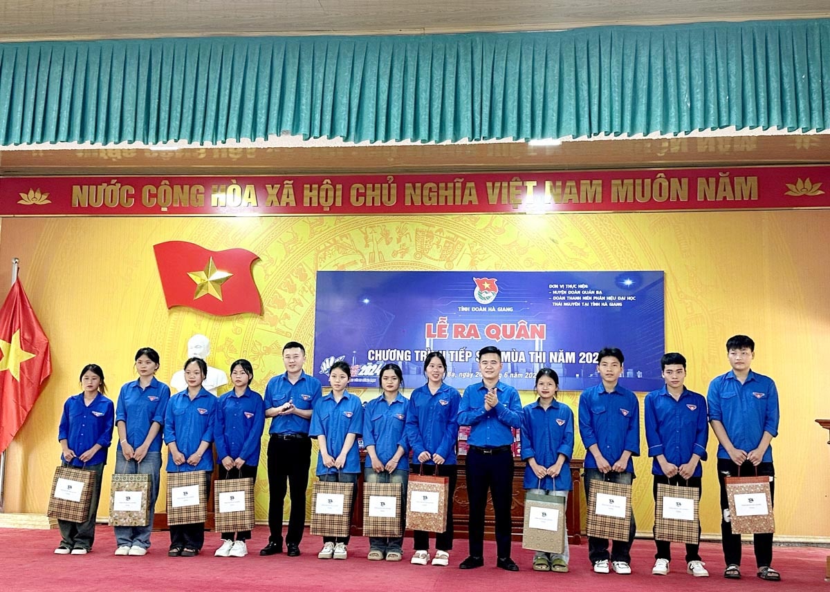 Lãnh đạo Tỉnh đoàn trao quà cho các em học sinh có hoàn cảnh khó khăn