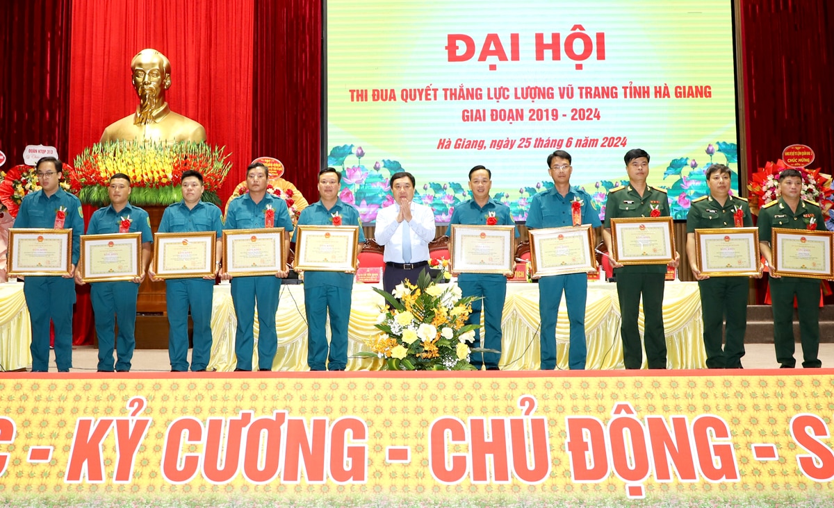 Quyền Bí thư Tỉnh ủy Nguyễn Mạnh Dũng trao Bằng khen của Chủ tịch UBND tỉnh cho các tập thể có thành tích xuất sắc trong phong trào Thi đua quyết thắng LLVT.
