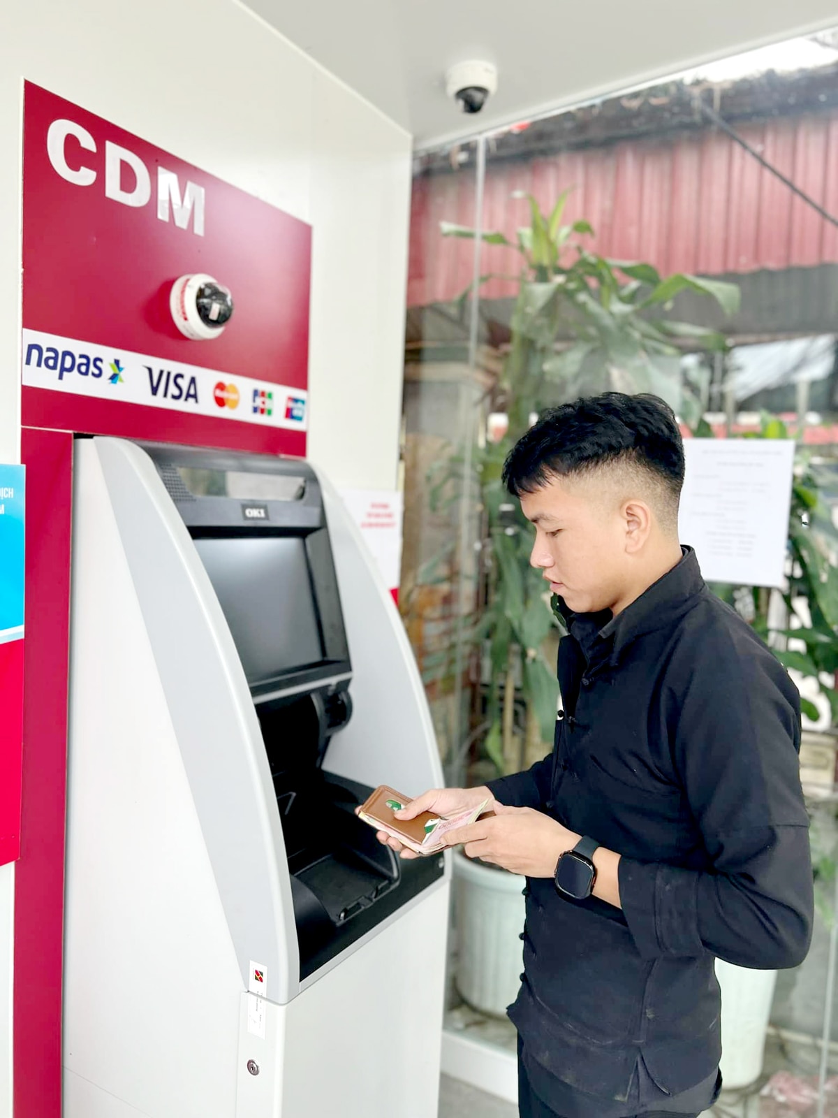 Khách hàng thực hiện nộp tiền vào tài khoản qua máy CDM được Agribank Hà Giang trang bị tại huyện Đồng Văn, tỉnh Hà Giang

