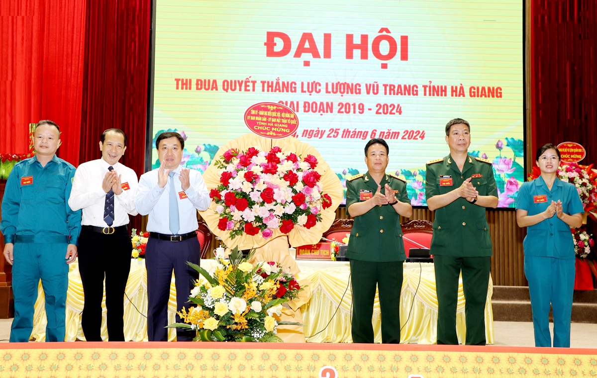 Quyền Bí thư Tỉnh ủy Nguyễn Mạnh Dũng tặng Lẵng hoa chúc mừng đại hội
