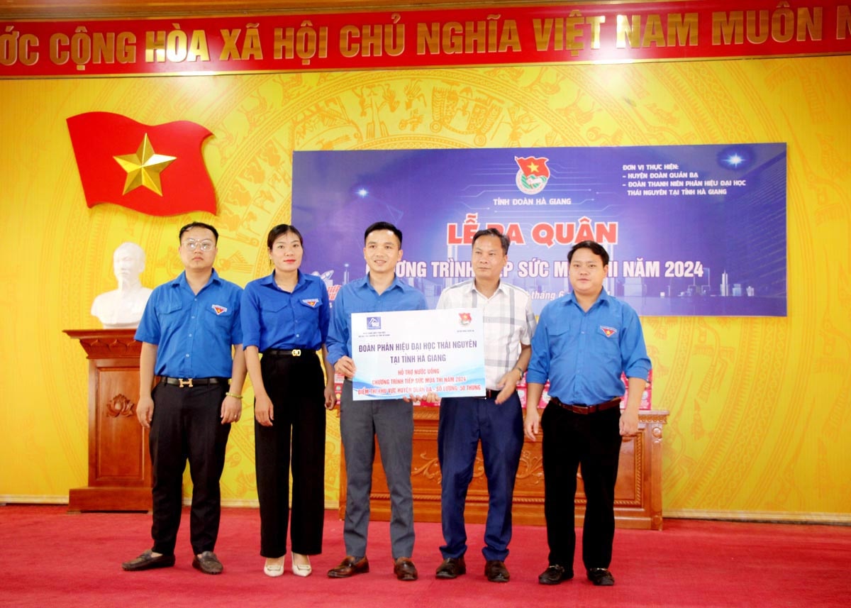 Phân hiệu Đại học Thái Nguyên tại Hà Giang trao biểu trưng hỗ trợ vật phẩm cho các thí sinh tham gia kỳ thi tốt nghiệp THPT năm 2024