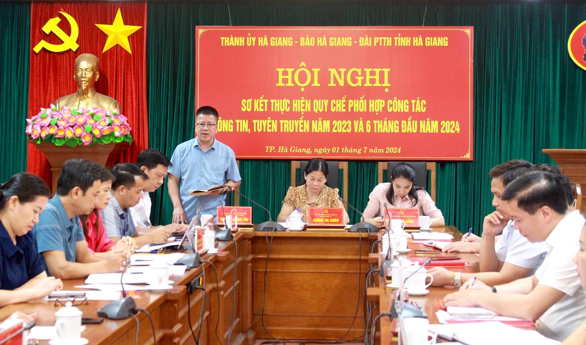 Đồng chí Nguyễn Trung Thu, Tổng Biên tập Báo Hà Giang phát biểu tại hội nghị