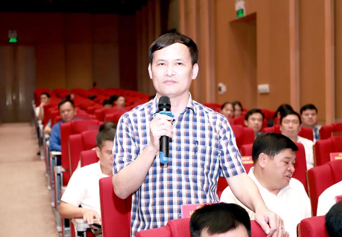 Giám đốc Sở Công thương Triệu Tài Phong thảo luận tại hội trường về quy trình vận hành xả lũ đối với các thủy điện trên địa bàn.