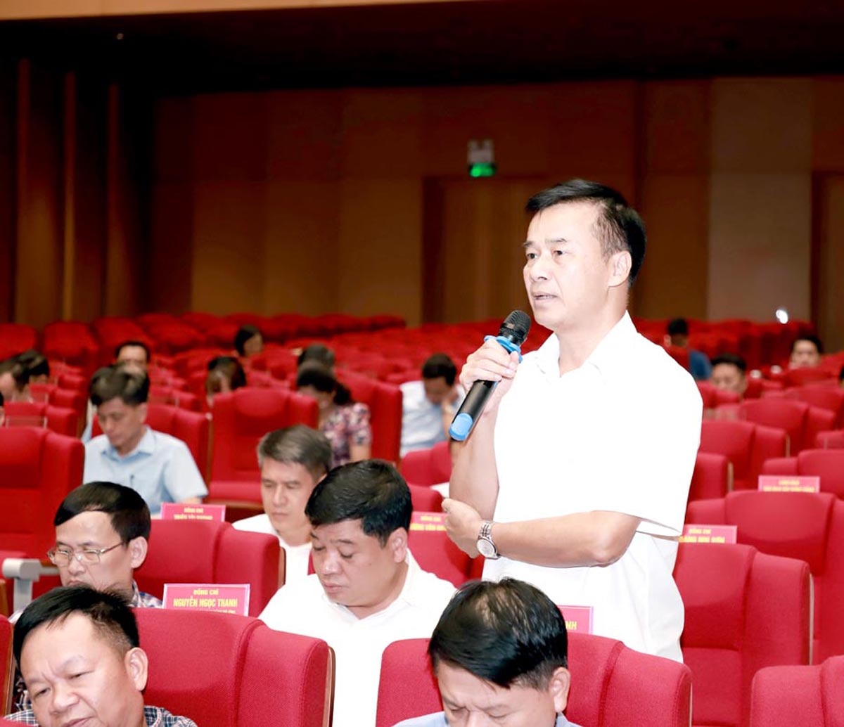 Phó Bí thư Tỉnh ủy, Chủ tịch UBND tỉnh Nguyễn Văn Sơn điều hành phần thảo luận tại hội trường.