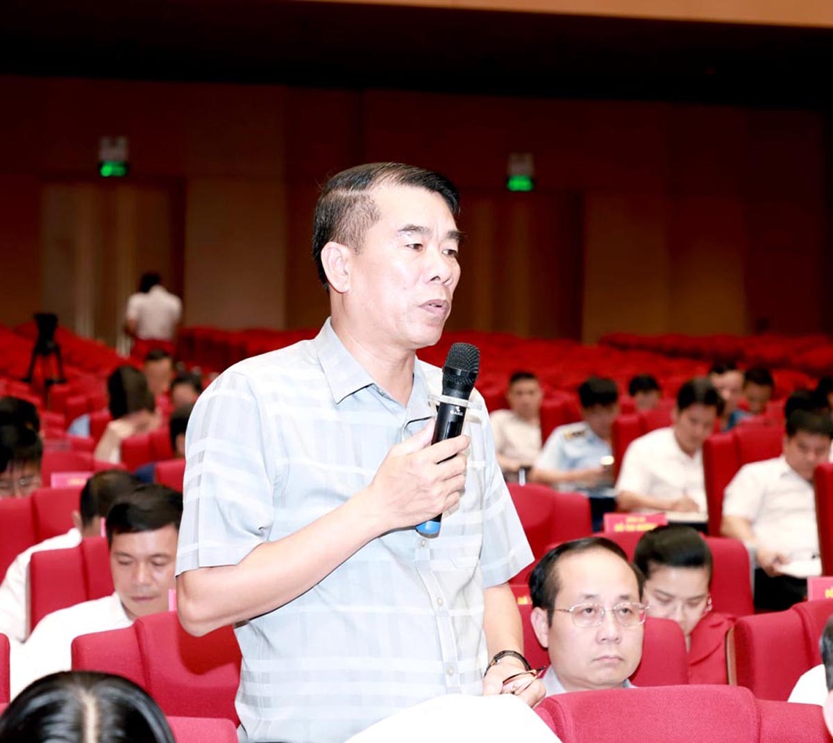Bí thư Huyện ủy Yên Minh Ngô Xuân Nam thảo luận tại hội trường về công tác giải quyết việc làm cho lao động ở nông thôn và các giải pháp hoàn thành chỉ tiêu xây dựng NTM