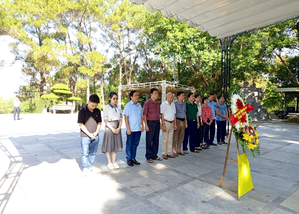 Đoàn dâng hoa, dâng hương các Anh hùng Liệt sỹ tại Nghĩa trang Liệt sỹ Quốc gia Trường Sơn 