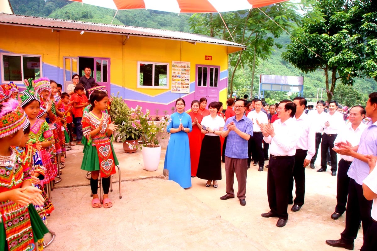 Các đồng chí lãnh đạo tỉnh và đoàn công tác đến dự lễ khánh thành điểm trường Khuổi Én.