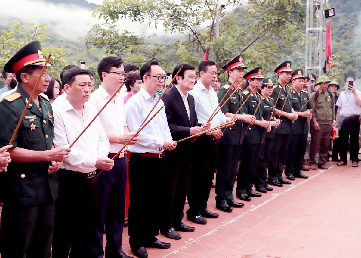 Nguyên Chủ tịch nước Trương Tấn Sang và đoàn đại biểu dâng hương tưởng nhớ các AHLS tại Đền thờ các AHLS trên điểm cao 468.