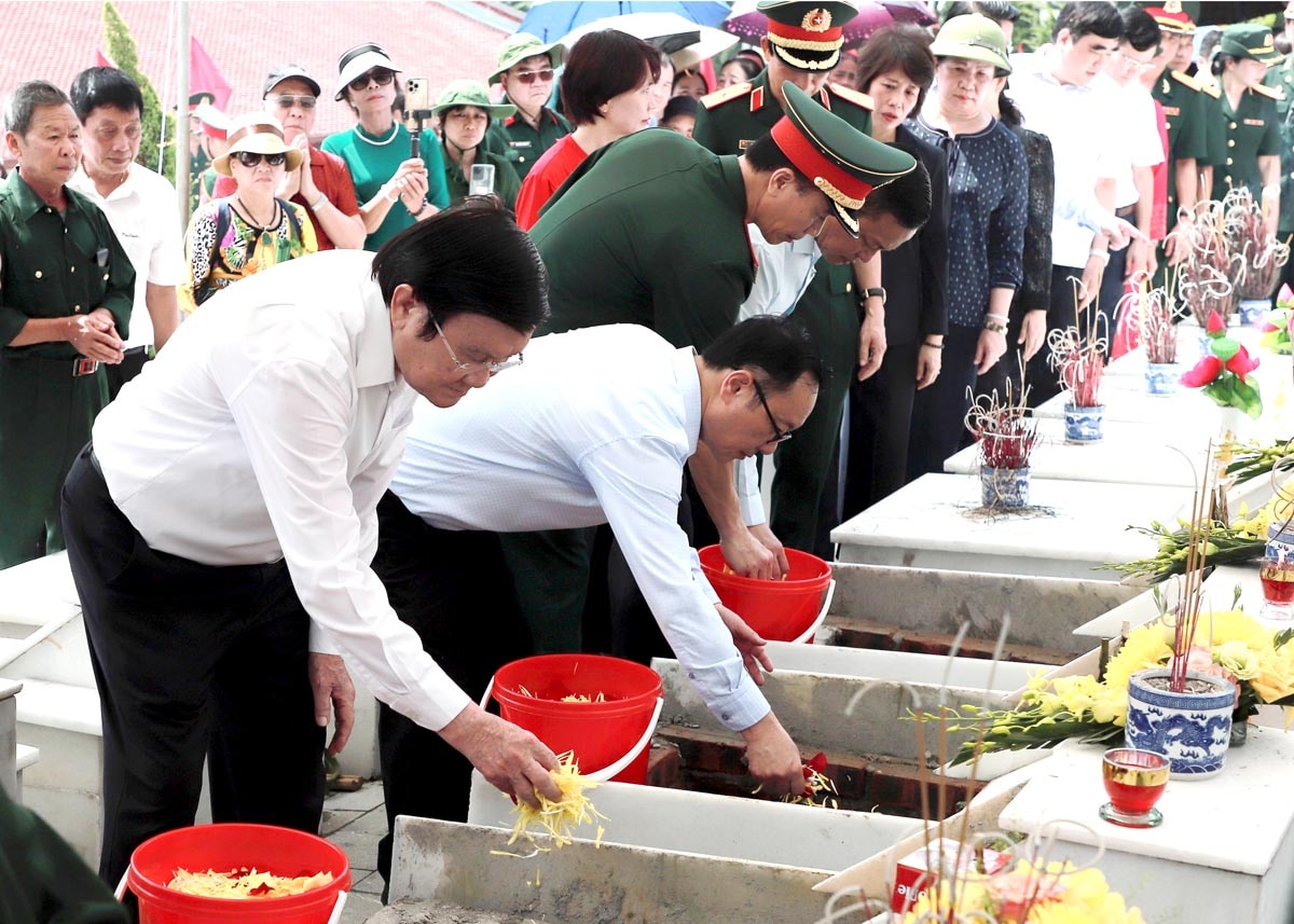 Nguyên Chủ tịch nước Trương Tấn Sang và các đại biểu thực hiện nghi thức an táng hài cốt các AHLS