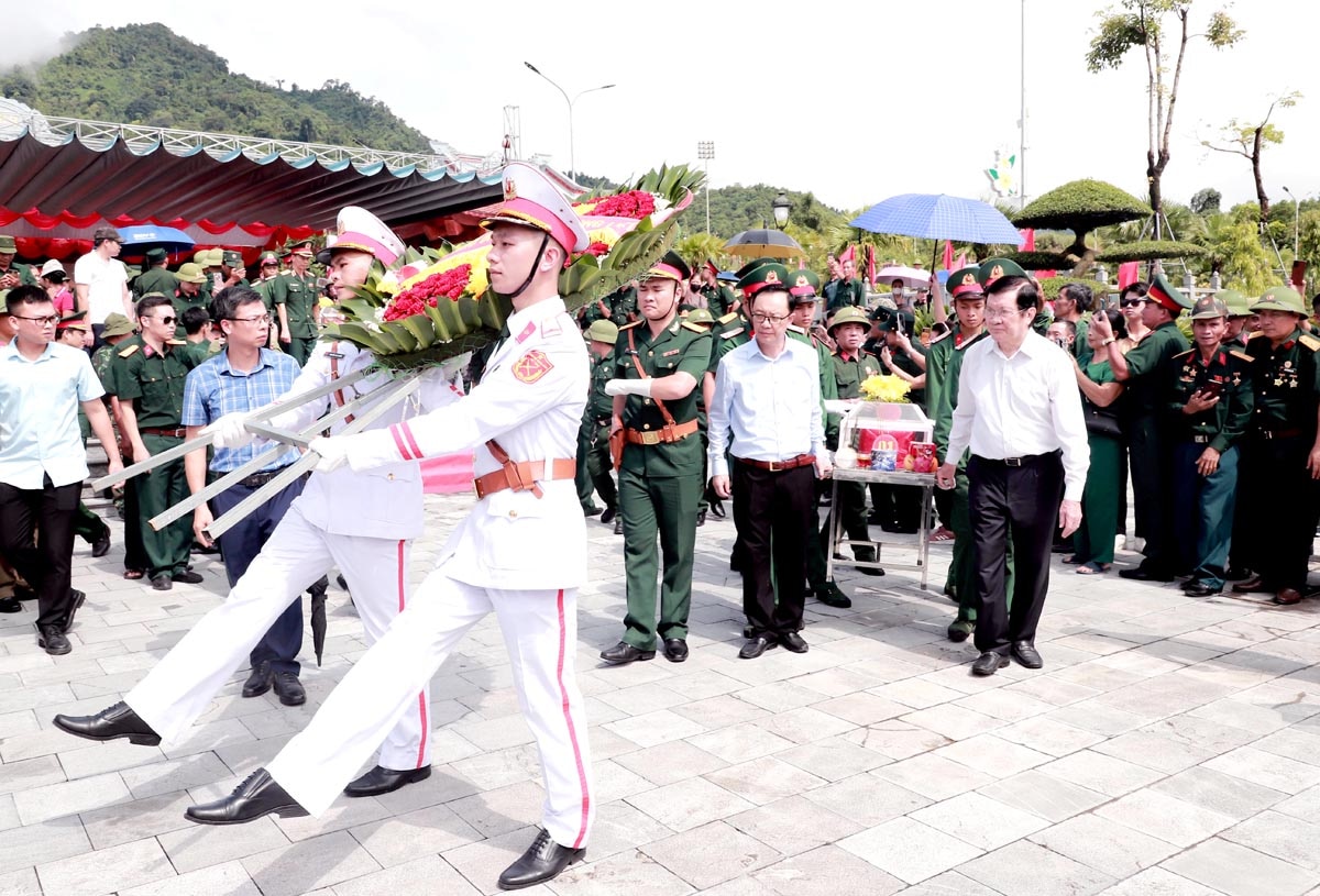 Nguyên Chủ tịch nước Trương Tấn Sang và Phó Bí thư Thường trực Tỉnh ủy, Chủ tịch HĐND tỉnh Thào Hồng Sơn thực hiện nghi thức an táng hài cốt các AHLS.