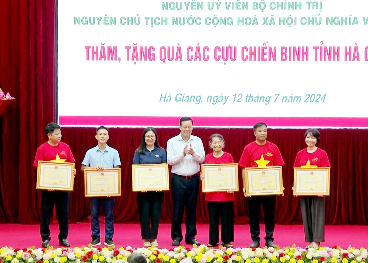 Phó Bí thư Tỉnh ủy, Chủ tịch UBND tỉnh Nguyễn Văn Sơn tặng Bằng khen cho 10 tập thể, cá nhân có nhiều đóng góp trong việc hỗ trợ xây dựng các điểm trường và sinh kế cho người dân trên địa bàn tỉnh Hà Giang.