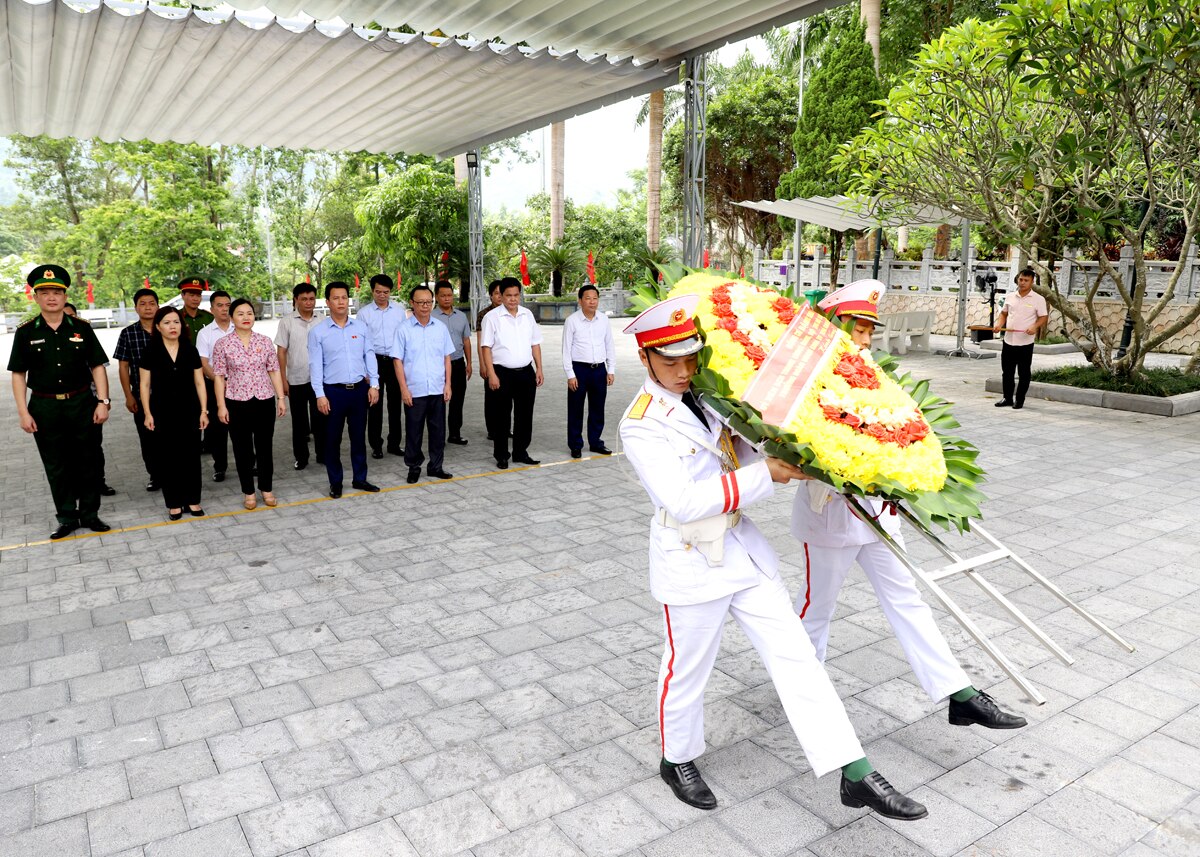 Nghi thức dâng hoa trước Tượng đài Tổ quốc ghi công tại Nghĩa trang Liệt sỹ quốc gia Vị Xuyên