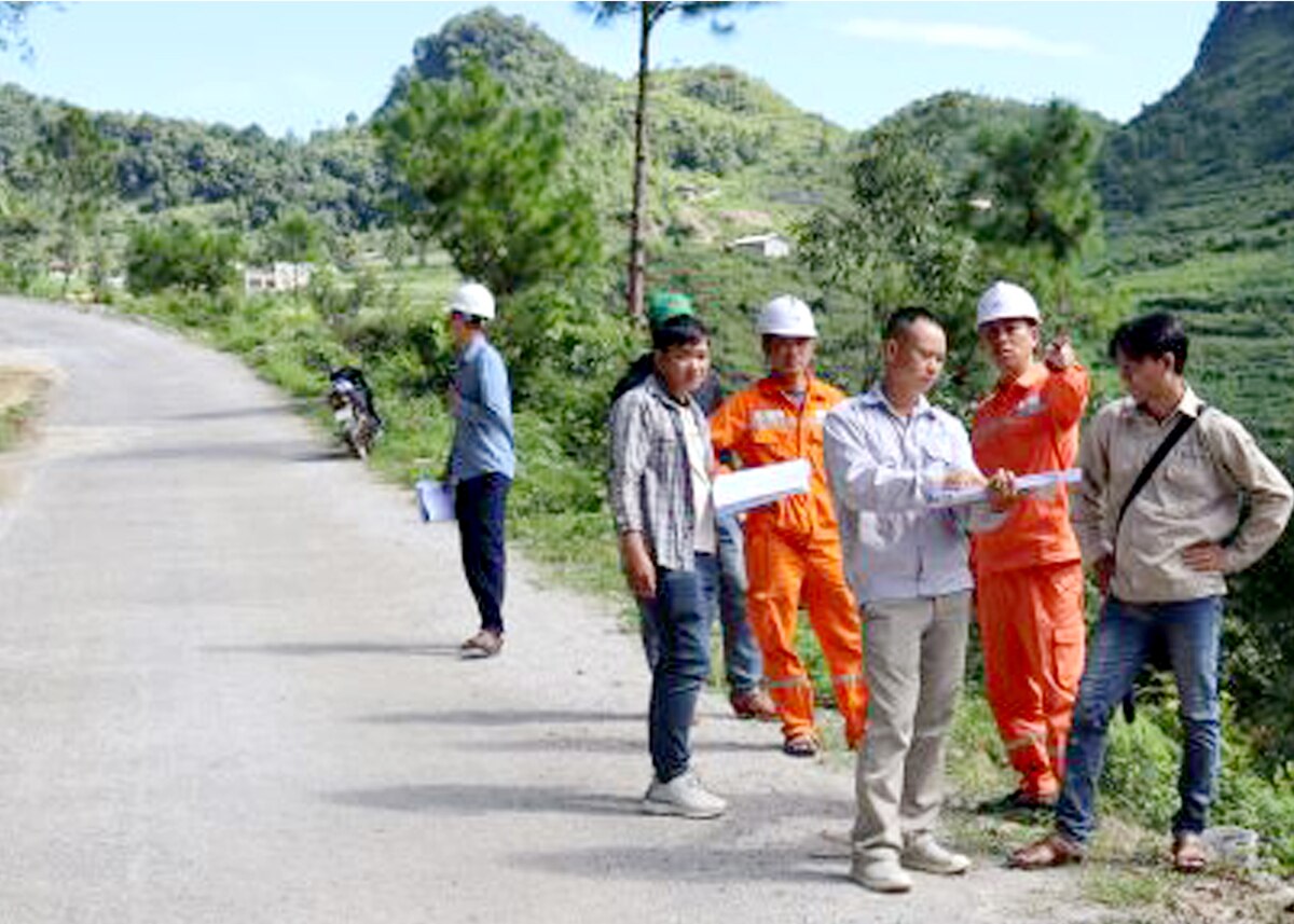 Cán bộ Ban quản lý dự án Công ty Điện lực Hà Giang cùng lãnh đạo xã Lũng Cú khảo sát, bàn giao mặt bằng thi công cho nhà thầu thực hiện dự án.