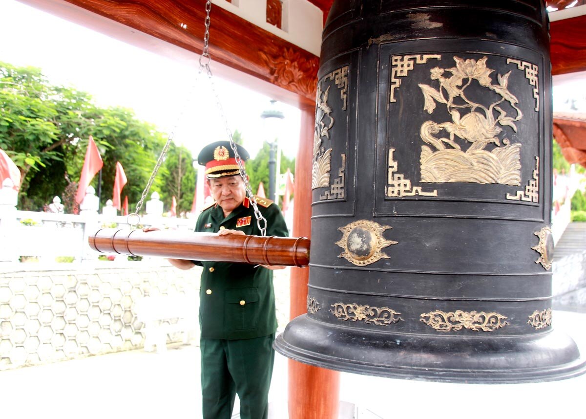 Thượng tướng Võ Minh Lương thỉnh chuông tại Nghĩa trang Liệt sỹ Quốc gia Vị Xuyên.