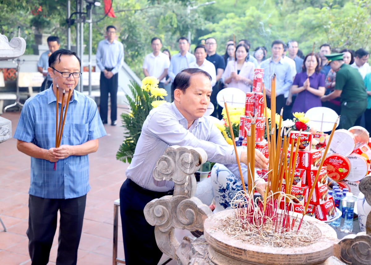 Chủ nhiệm Ủy ban Pháp luật Quốc hội Hoàng Thanh Tùng và Phó Bí thư Thường trực Tỉnh ủy, Chủ tịch HĐND tỉnh Thào Hồng Sơn dâng hương tại Đền thờ các AHLS trên Điểm cao 468