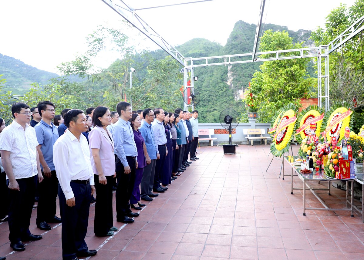 Đoàn công tác thực hiện nghi thức viếng các AHLS tại Đền thờ các AHLS