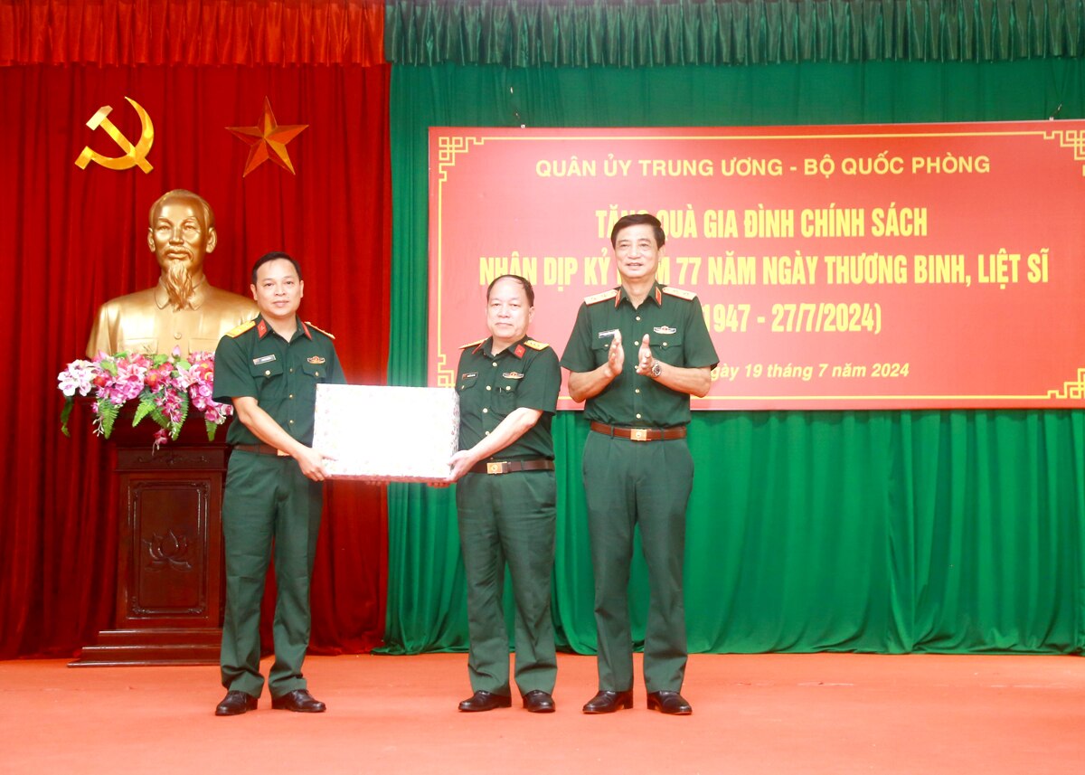 Trung tướng Phạm Hồng Chương trao quà của Đảng ủy - Bộ Tư lệnh Quân khu 2 động viên Đội tìm kiếm, quy tập hài cốt Liệt sỹ Bộ CHQS tỉnh