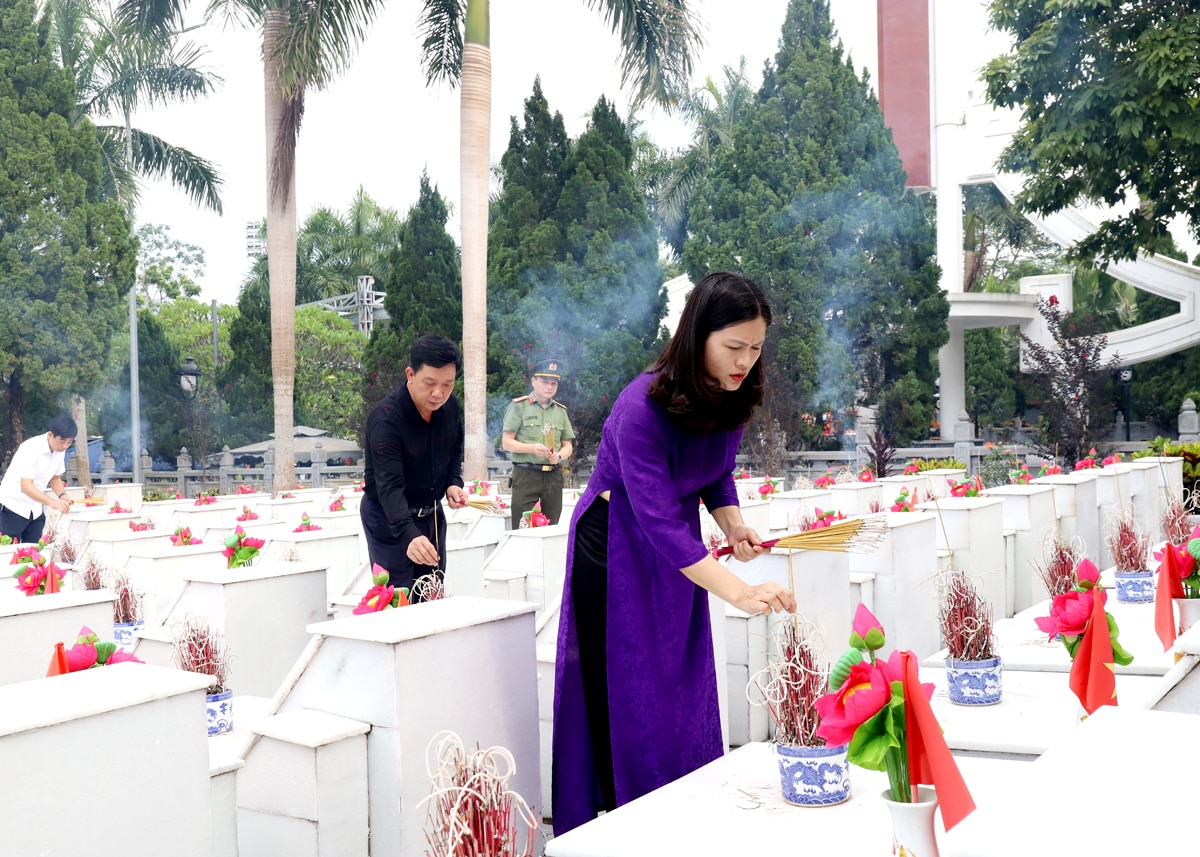 Đồng chí Vương Ngọc Hà, Trưởng Ban Tuyên giáo Tỉnh ủy và các đại biểu thắp hương tại phần mộ các AHLS tại Nghĩa trang Liệt sỹ Quốc gia Vị Xuyên